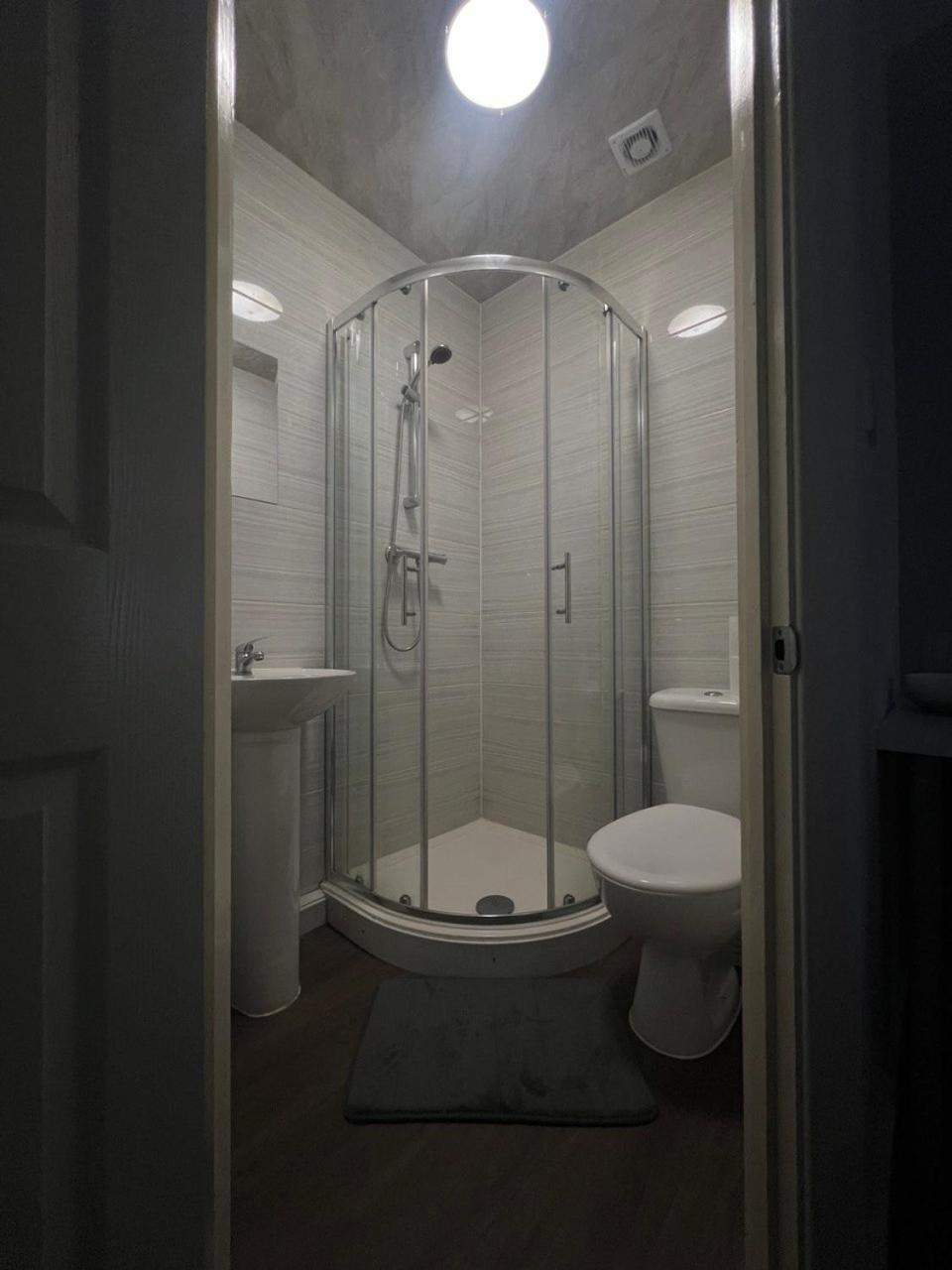 Deluxe Ensuite Double Room With Ensuite โคเวนทรี ภายนอก รูปภาพ