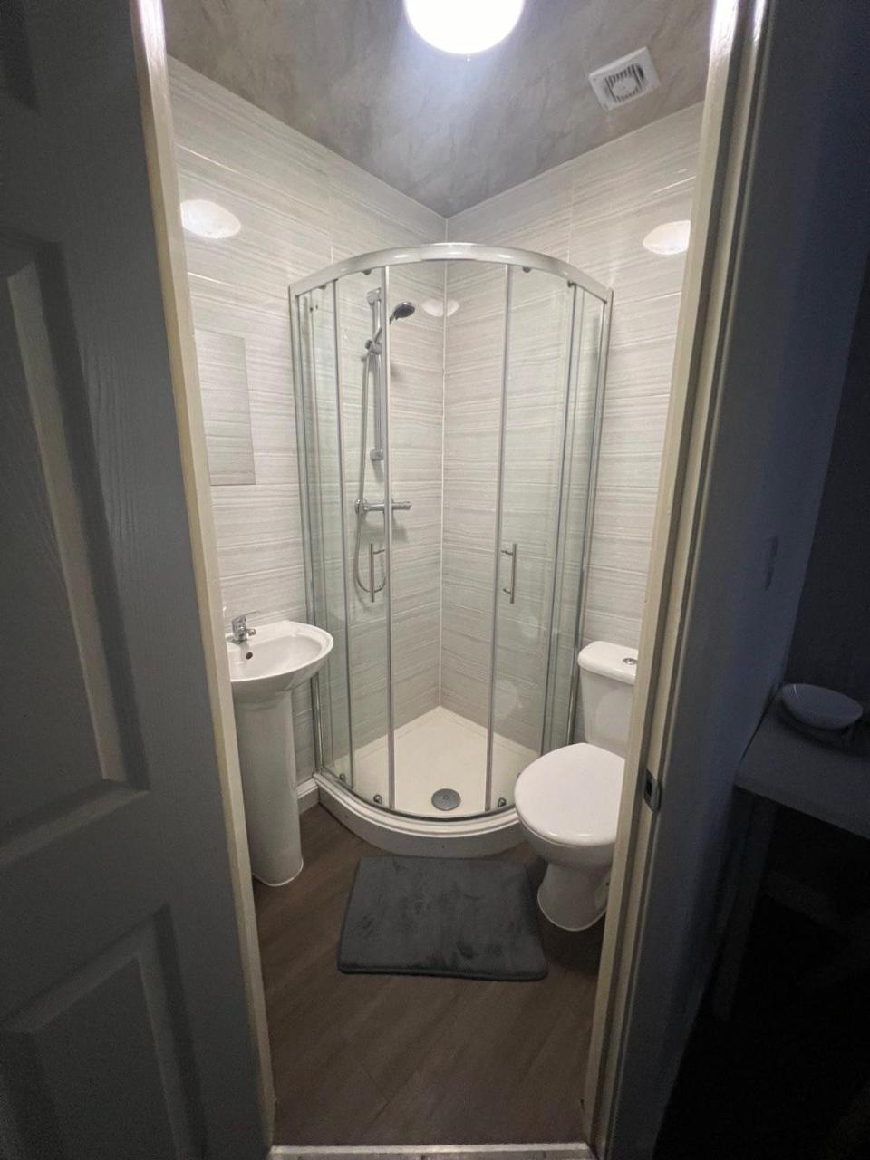 Deluxe Ensuite Double Room With Ensuite โคเวนทรี ภายนอก รูปภาพ