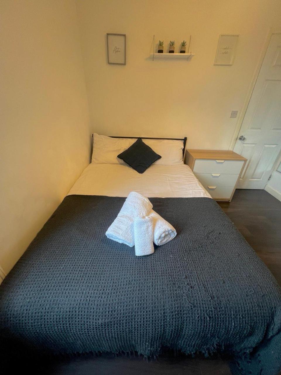 Deluxe Ensuite Double Room With Ensuite โคเวนทรี ภายนอก รูปภาพ