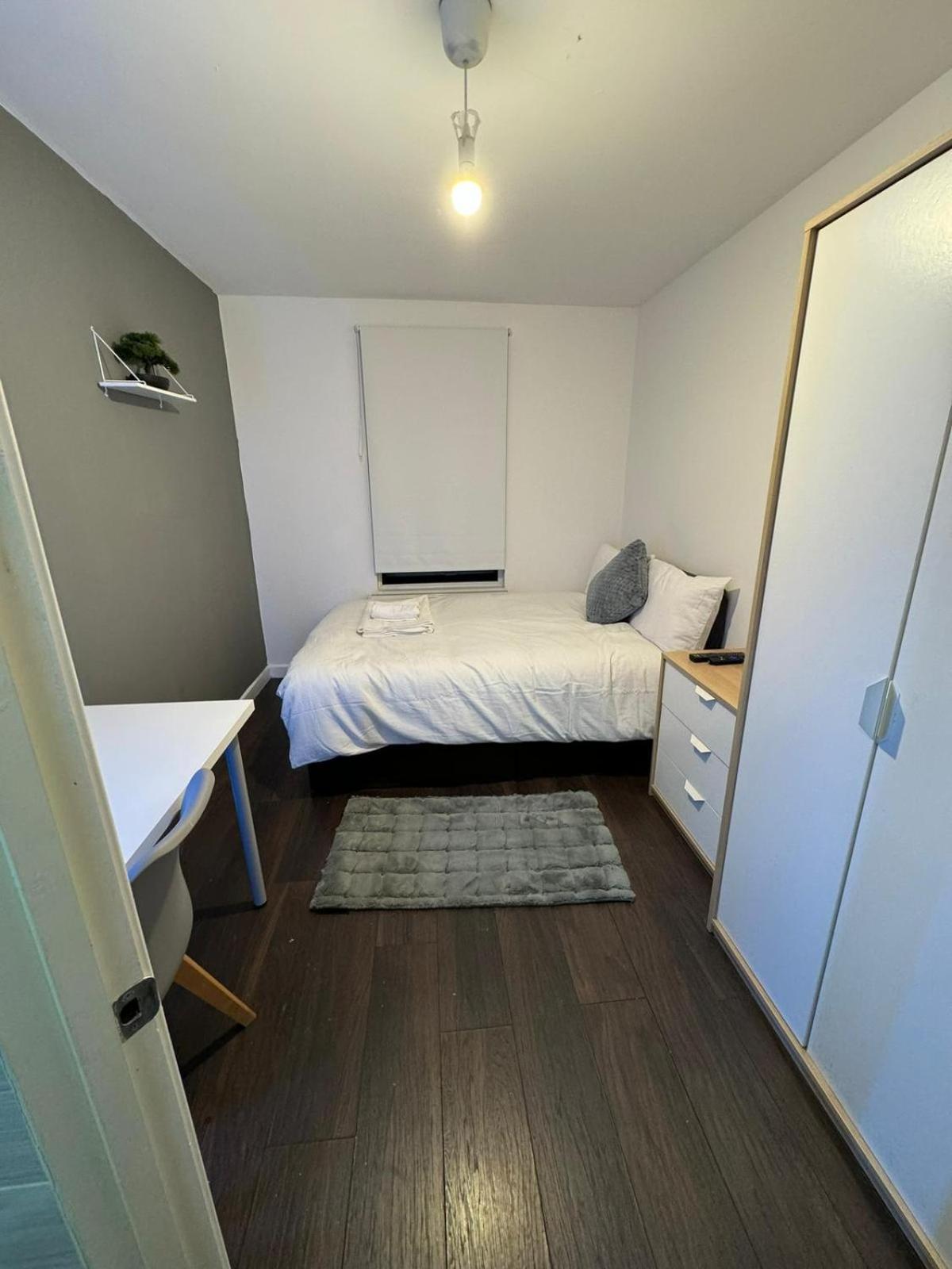 Deluxe Ensuite Double Room With Ensuite โคเวนทรี ภายนอก รูปภาพ