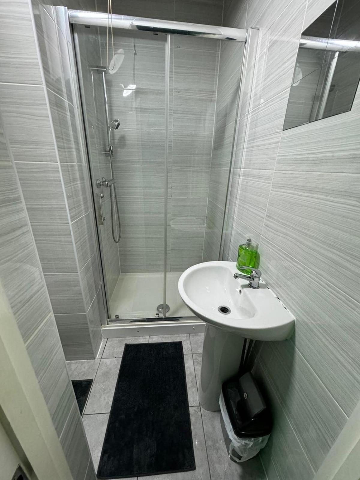 Deluxe Ensuite Double Room With Ensuite โคเวนทรี ภายนอก รูปภาพ